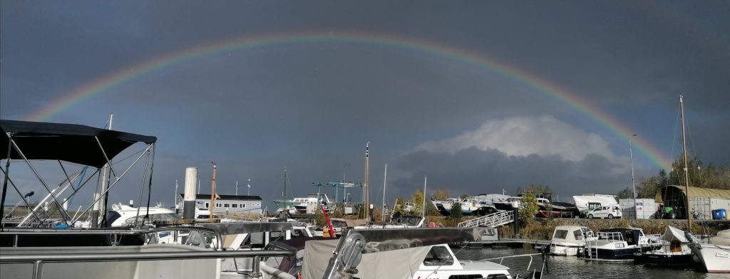 Regenbogen über den Hafen von Streefkerk