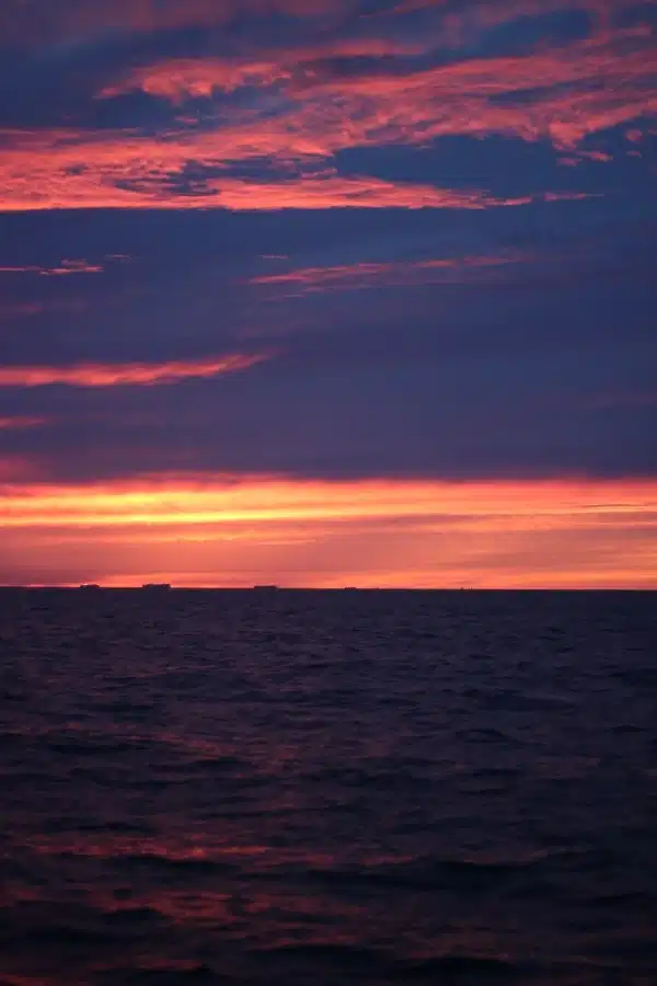 idyllischer Sonnenuntergang auf der Nordsee in lila Farben