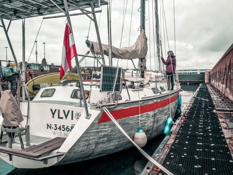 Unser Boot Ylvi in der Schleuse im Kielkanal.