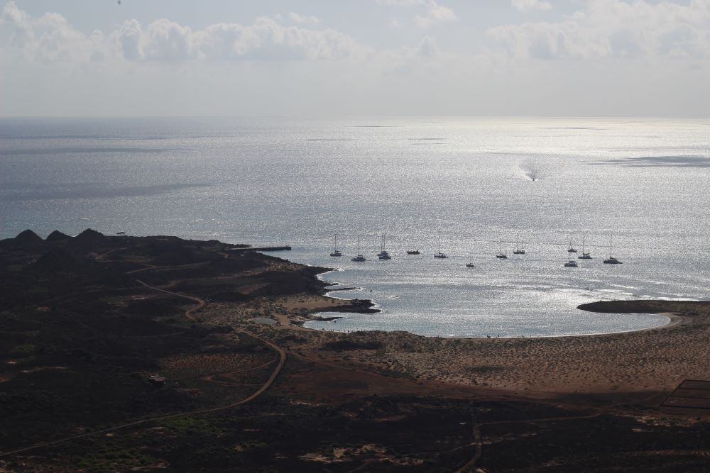 Blick auf dem Ankerplatz vor der Insel Lobos - viele Segelboot liegen hier vor Anker