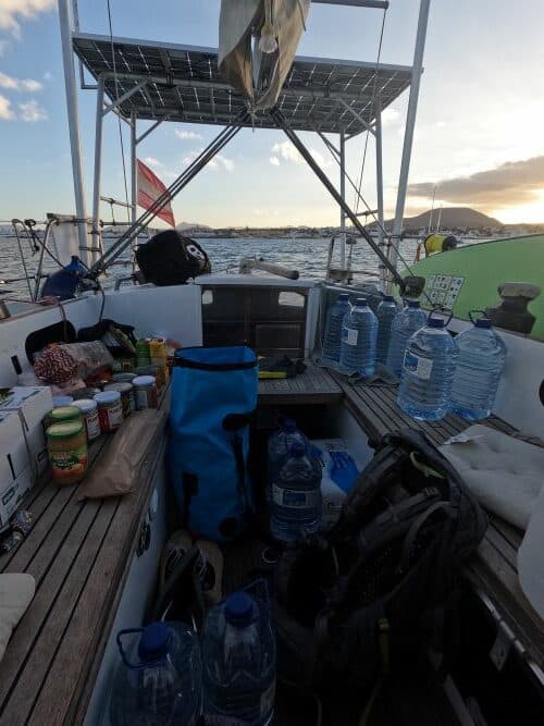Lebensmittel und Wasserflaschen im Cockpit unseres Bootes
