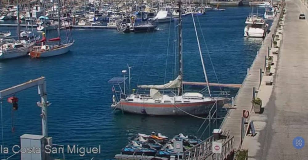 Unser Segelboot Ylvi im Hafen auf einem unscharfen Webcam-Bild
