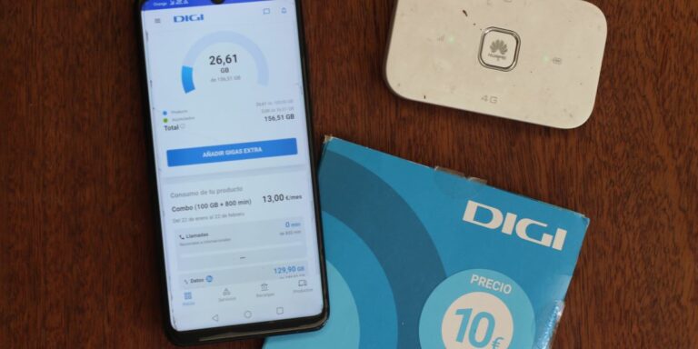 Digi-Mobil-App am Smartphone und ein kleiner weißer Mini-Router