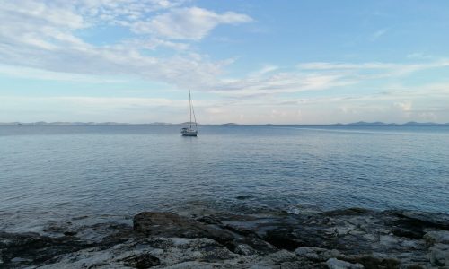 Segelboot am Meer in Kroatien