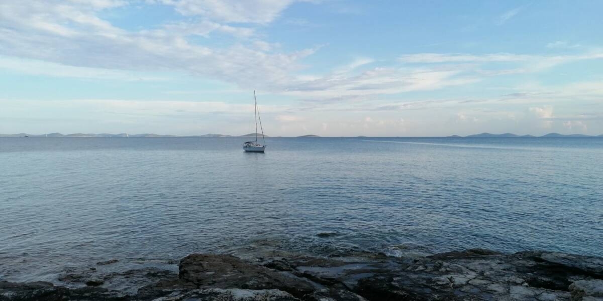 Segelboot am Meer in Kroatien