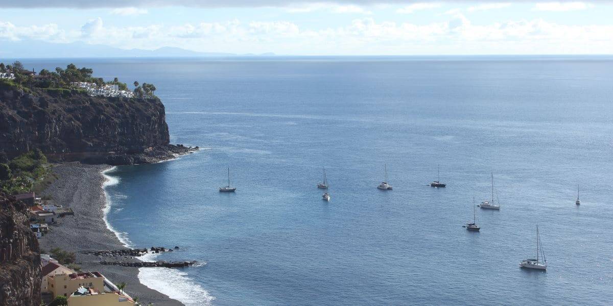 Ankerplatz mit vielen Segelbooten vor La Gomera